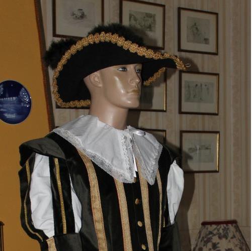 Abito Storico Abiti Storici 1600 Barocco Vestito Storico Maschile 1600 Art Sm 001 Realizzato Su Misura A Mano